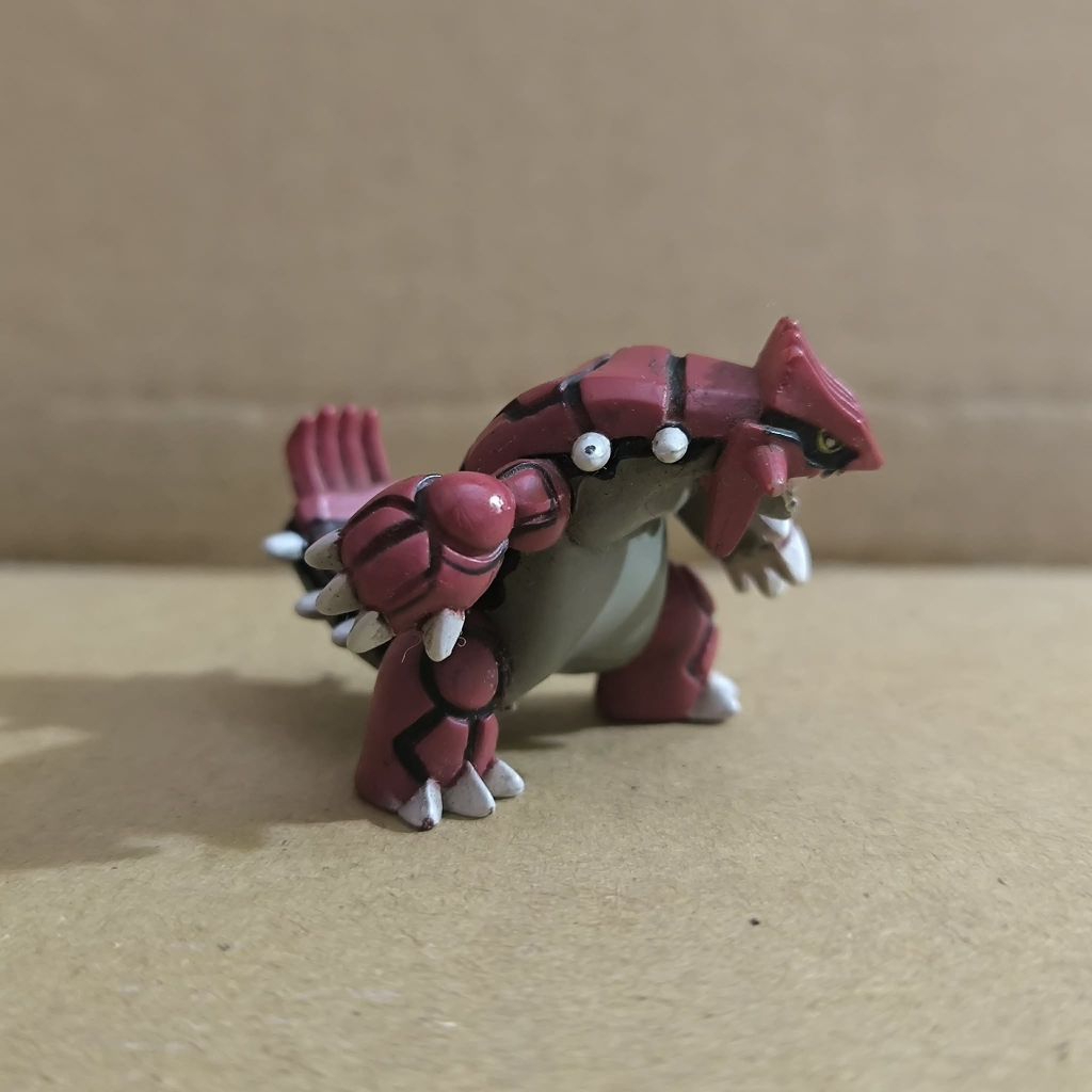 Pokemon groudon alrernate pose tomy moncolle rare
