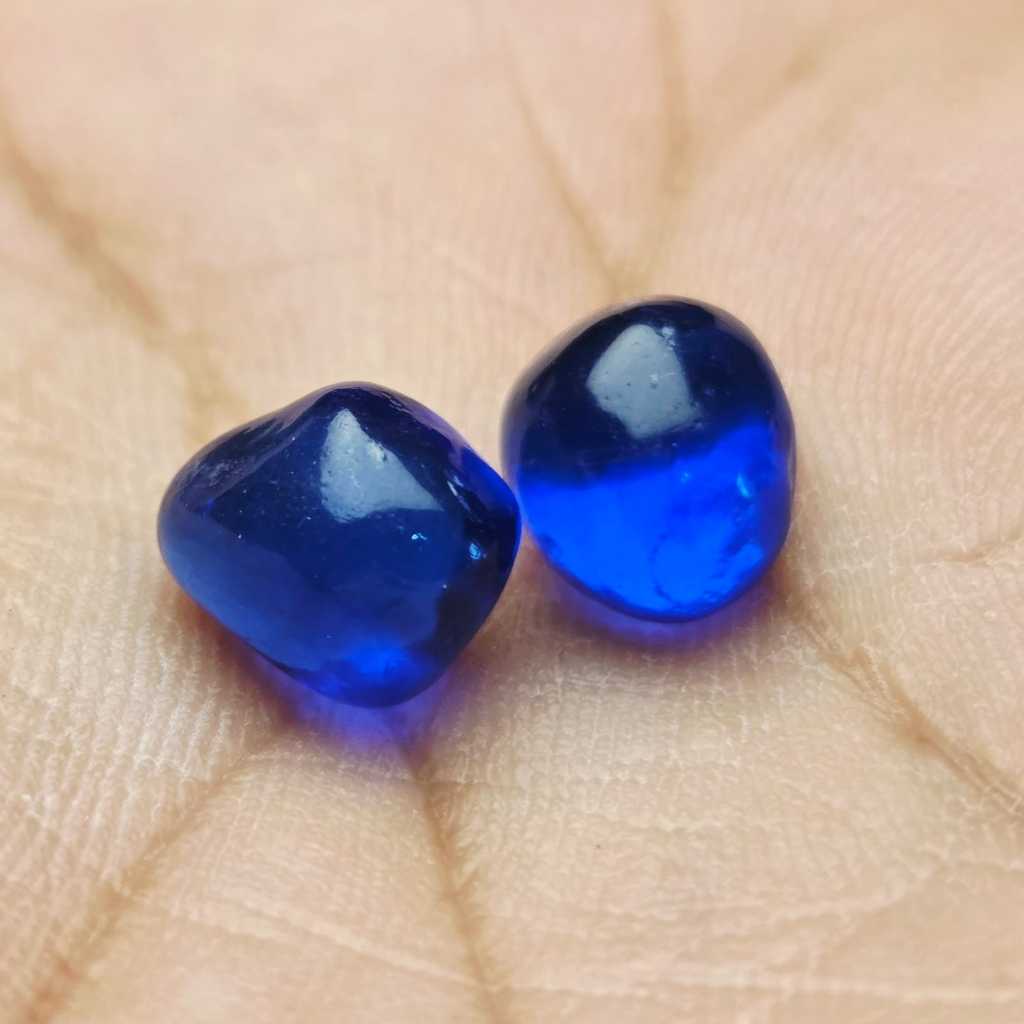Sepasang kerikil bahan batu king safir
