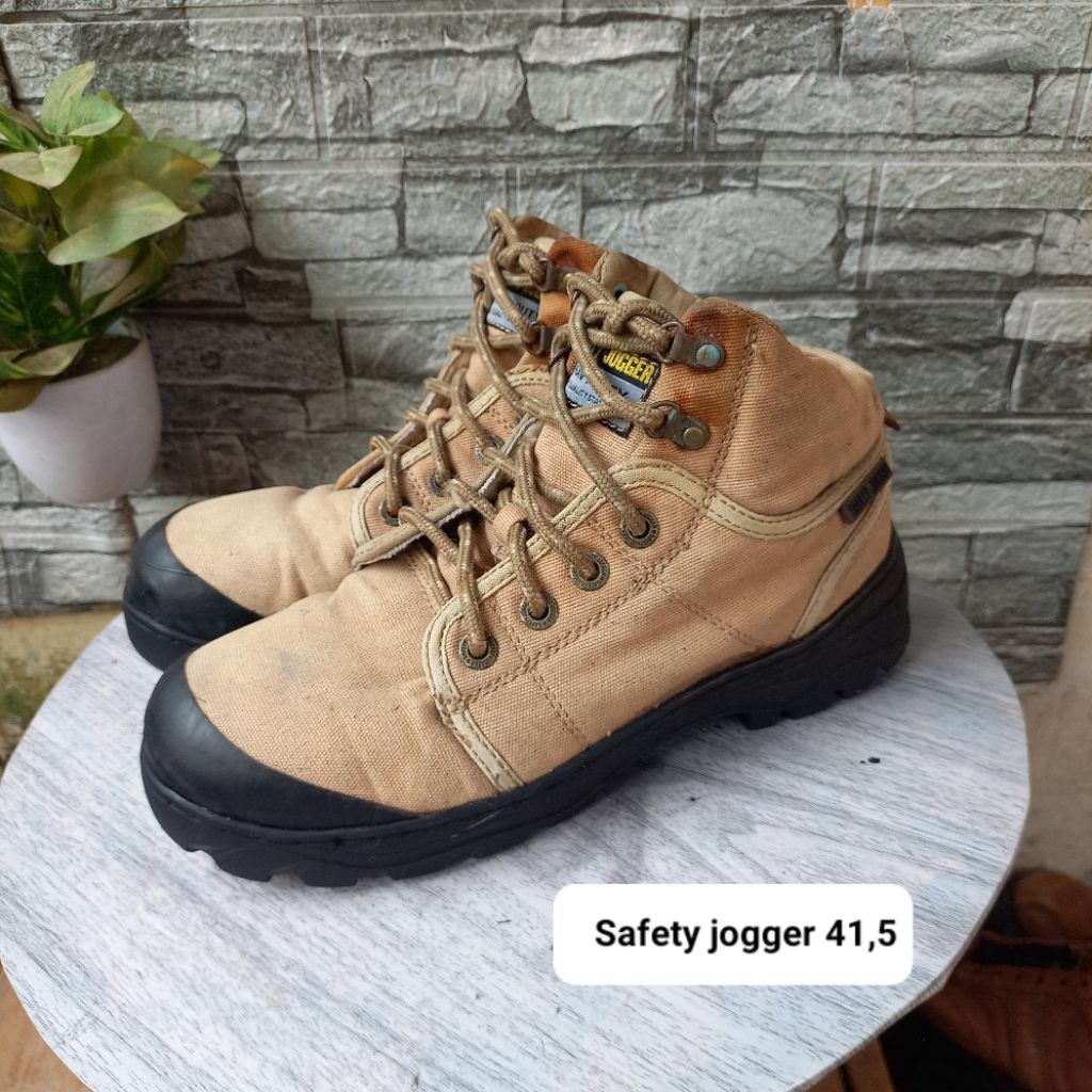 Sepatu bekas/second safety ujung besi merk safety jogger size41 insol26,5cm