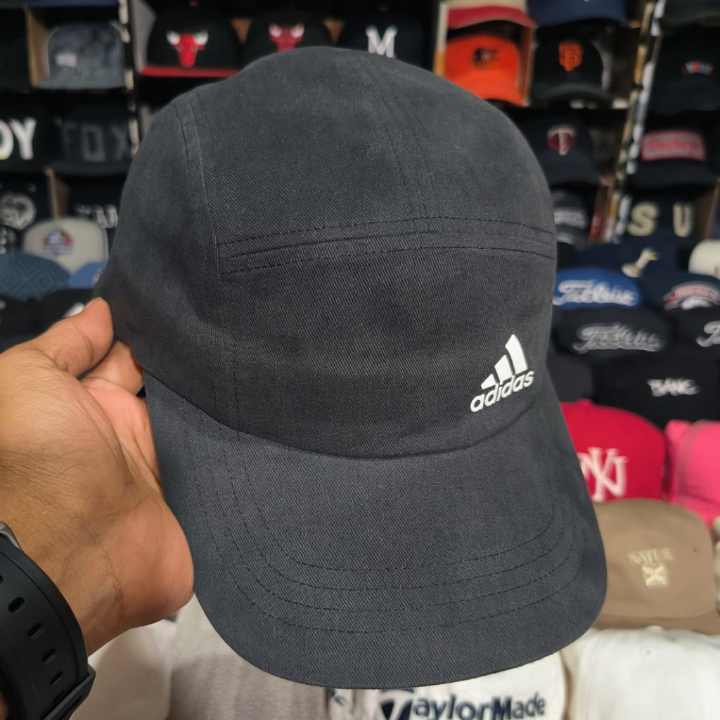 Topi running Adidas 5 panel