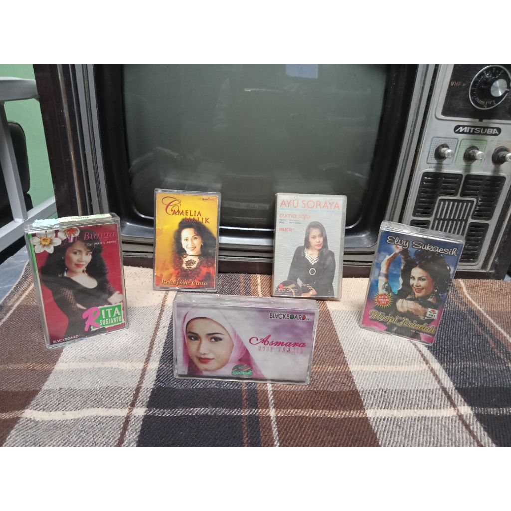 Kaset pita koleksi Diva Dangdut Rita Sugiarto, Evie Tamala, Elvi Sukaesih