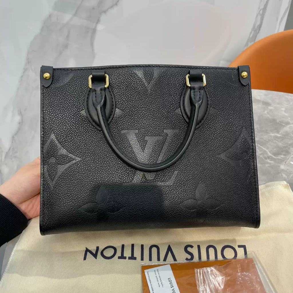 Preloved dari Prancis – Tas Louis Vuitton OnTheGo PM M45653 ini hadir dalam kulit sapi hitam berteks