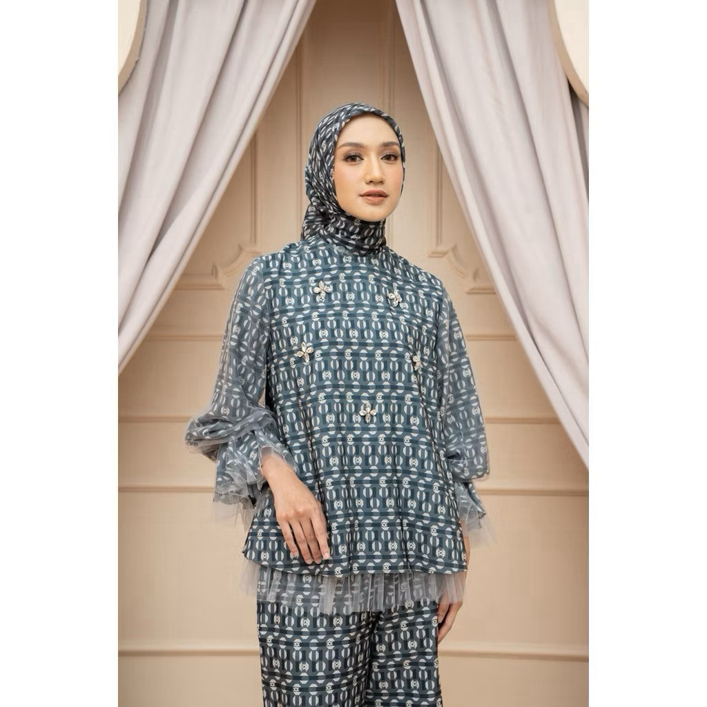 Blouse Wearing Klamby Monogram