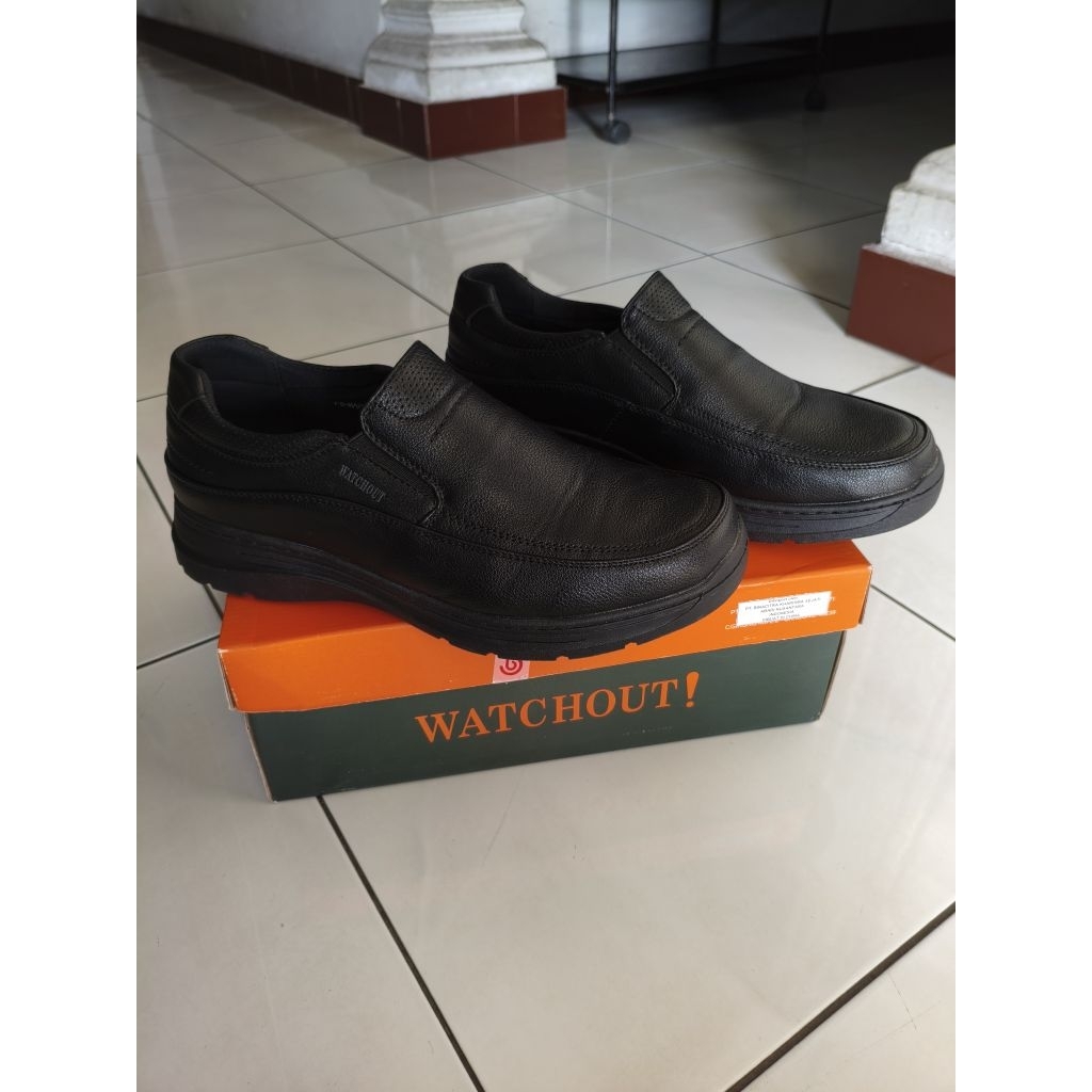 Sepatu watchout