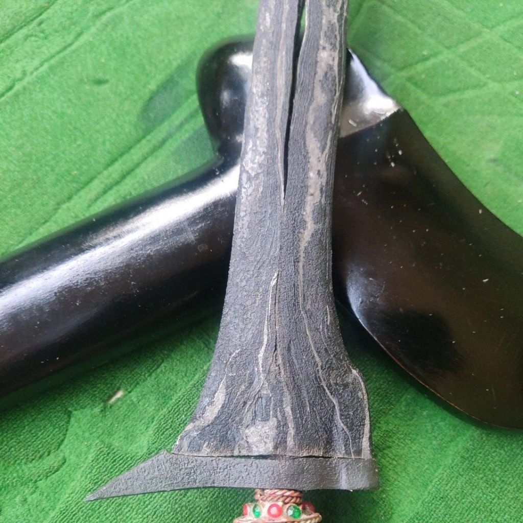 Keris Pamengkang Jagat (lurus)