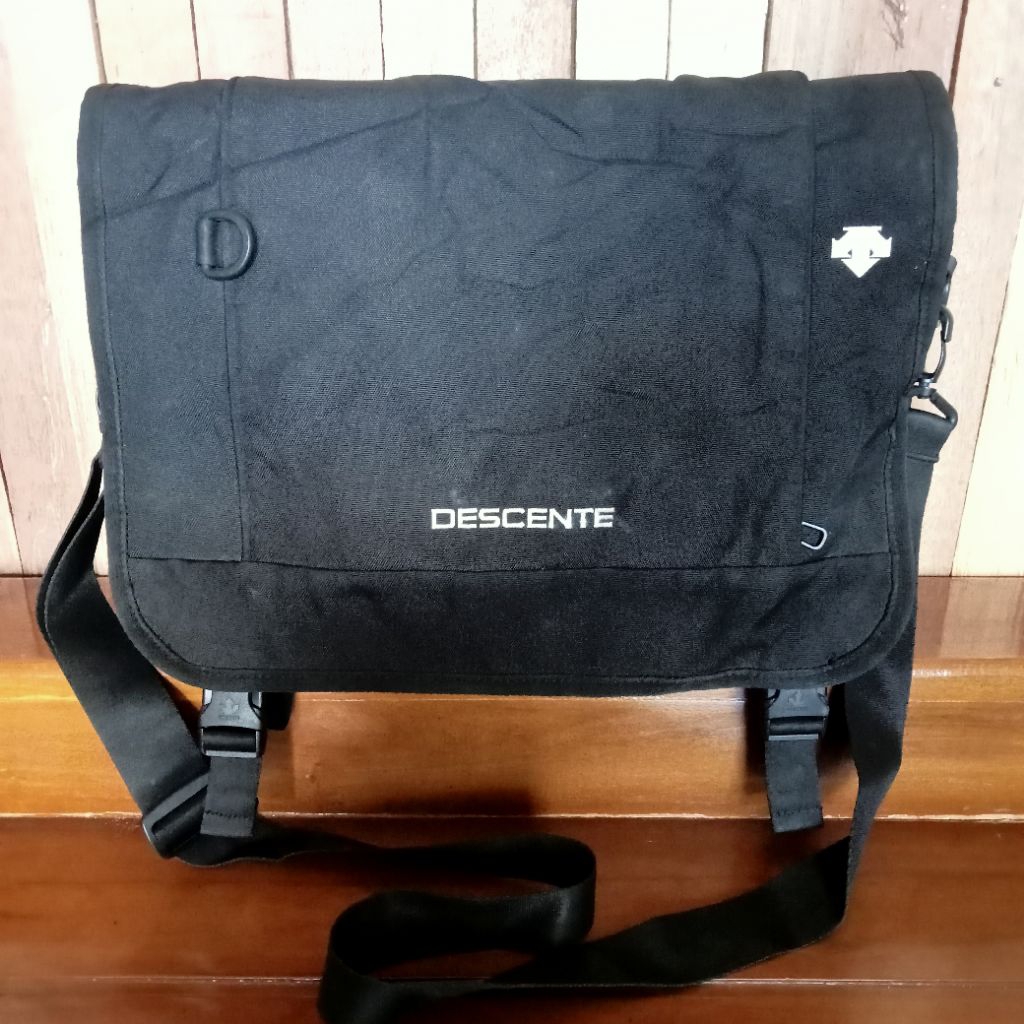 Tas Descente Slingbag Sling Bag Messenger Pria Cowo Cowok Cewek Unisex Hitam