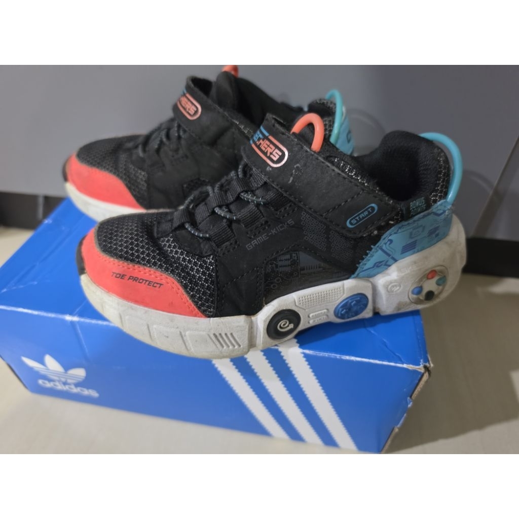 Sepatu skecher anak laki preloved