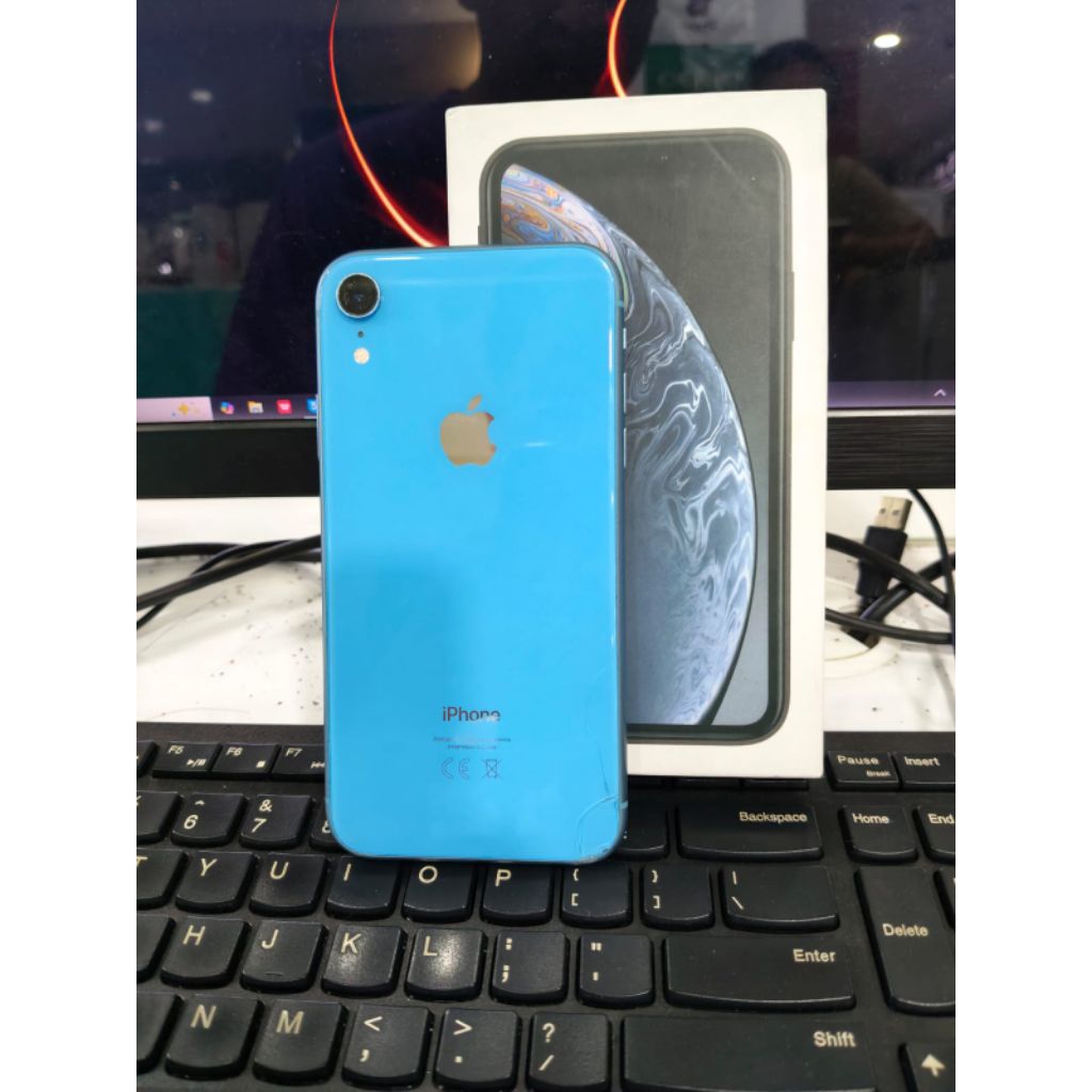 iphone xr 64gb beacukai  unit dus , kondisi ada retak backdor di belakang , sama ada spot putih di l
