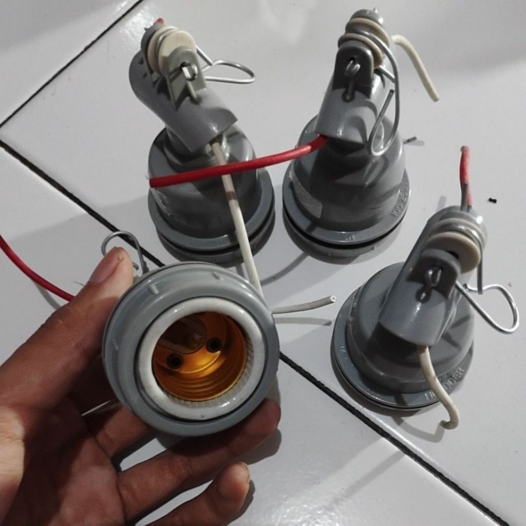Fitting Lampu keramik