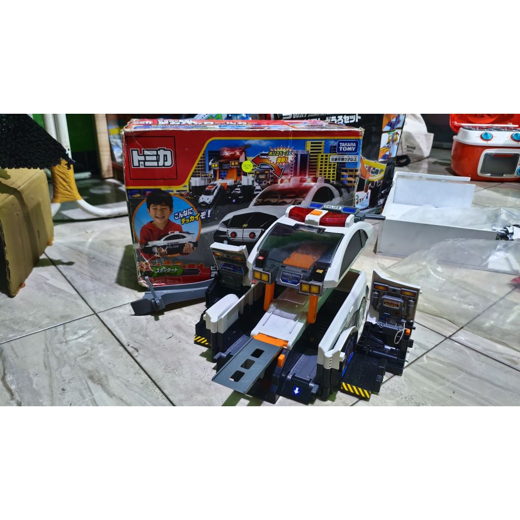 tomica town police car