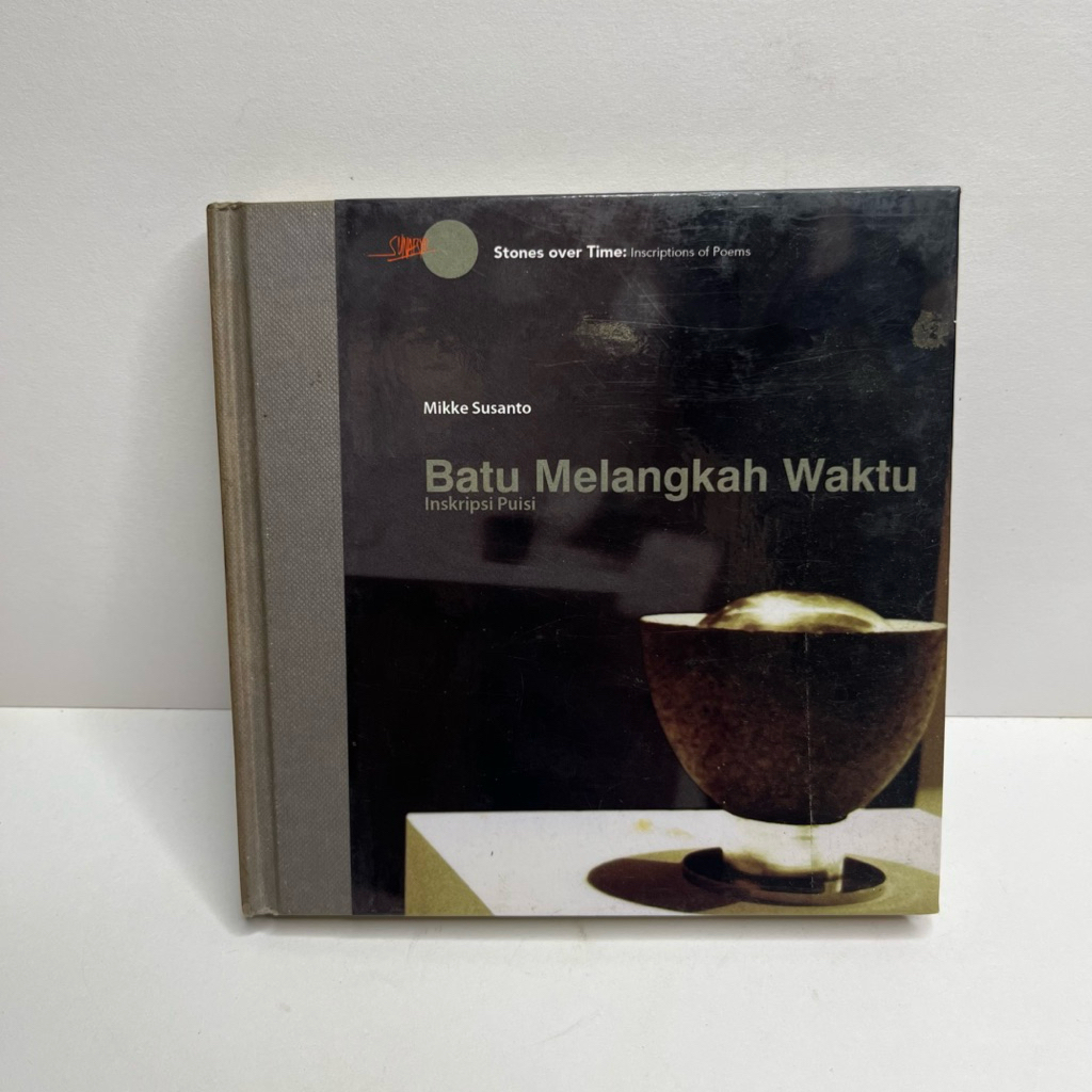 INSKRIPSI PUISI BATU MELANGKAH WAKTU - MIKKE SUSANTO