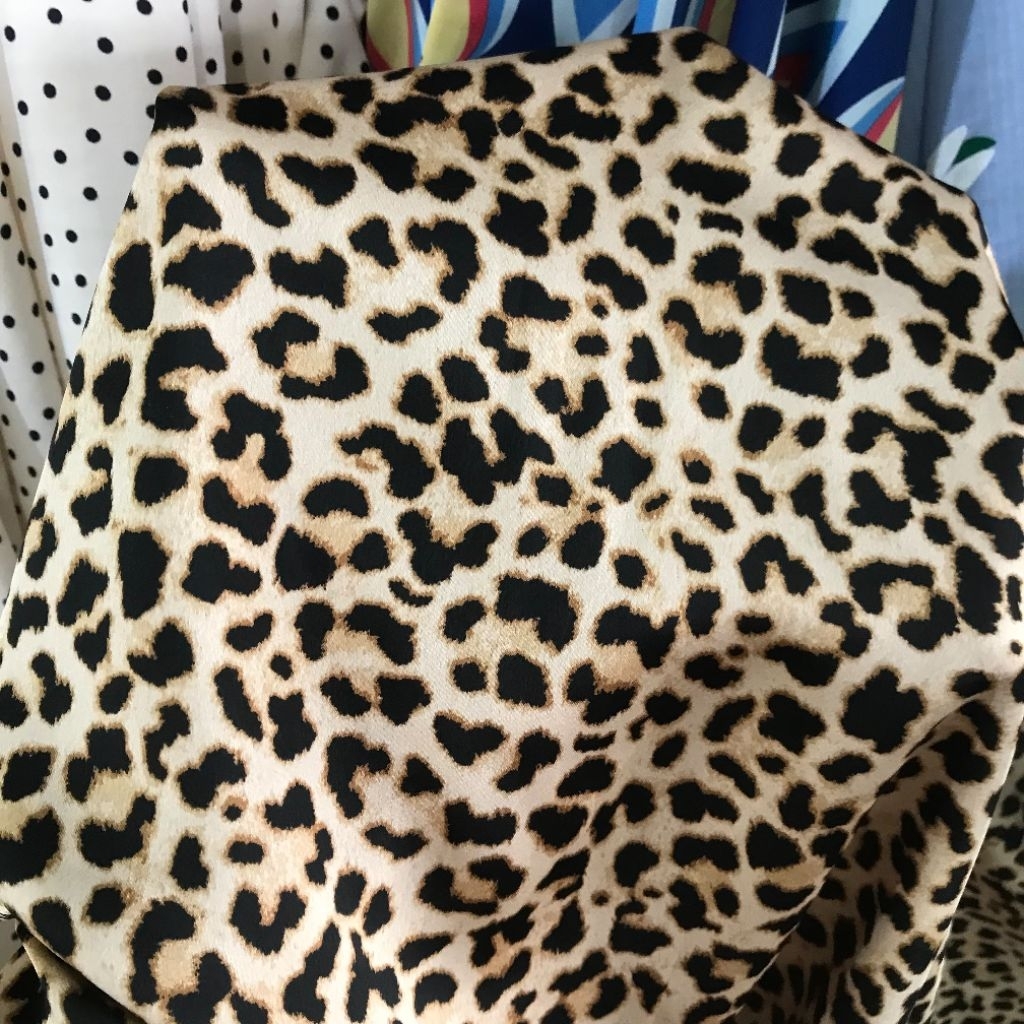 kain satin motif ~ kain satin sutra motif leopard ~ kain silk sutra motif macan tutul halus lembut k