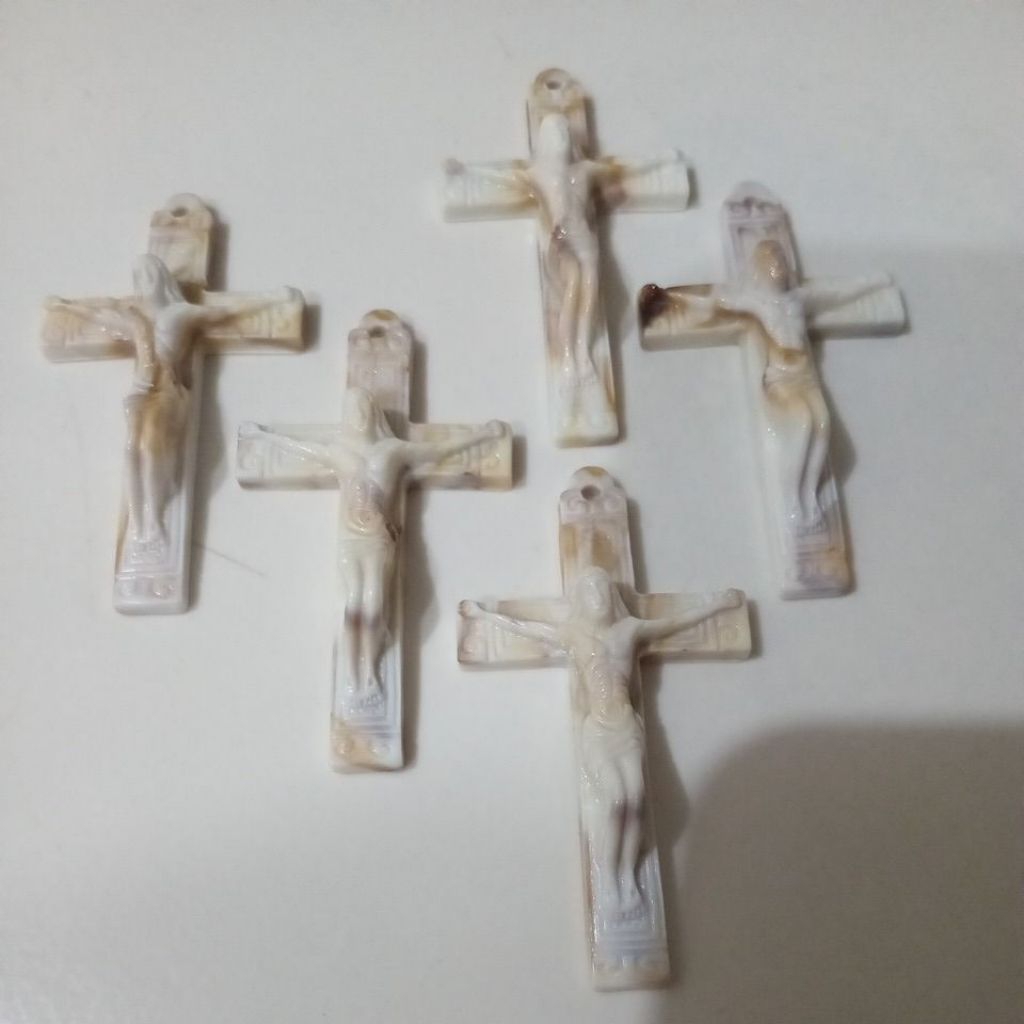 bandulan kalung salib besar