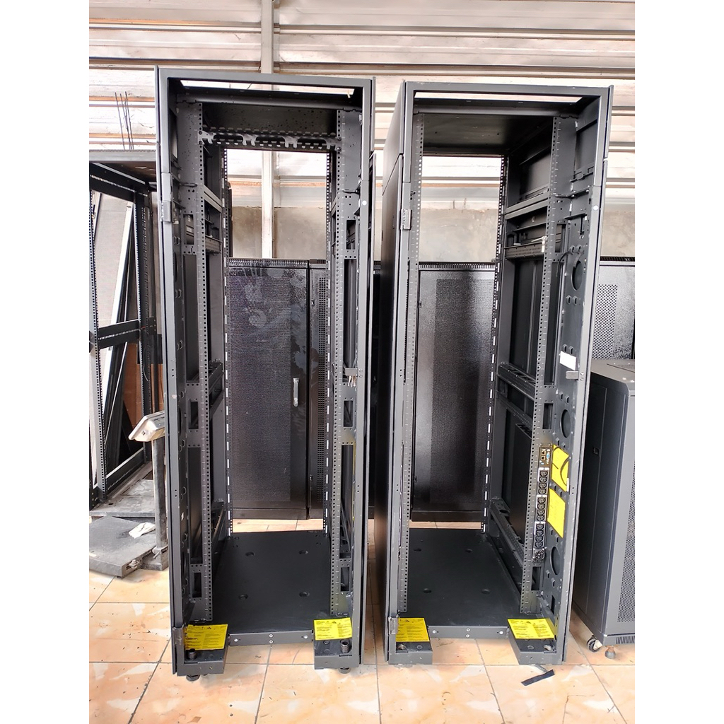 Rak server 42u merk IBM minus pintu