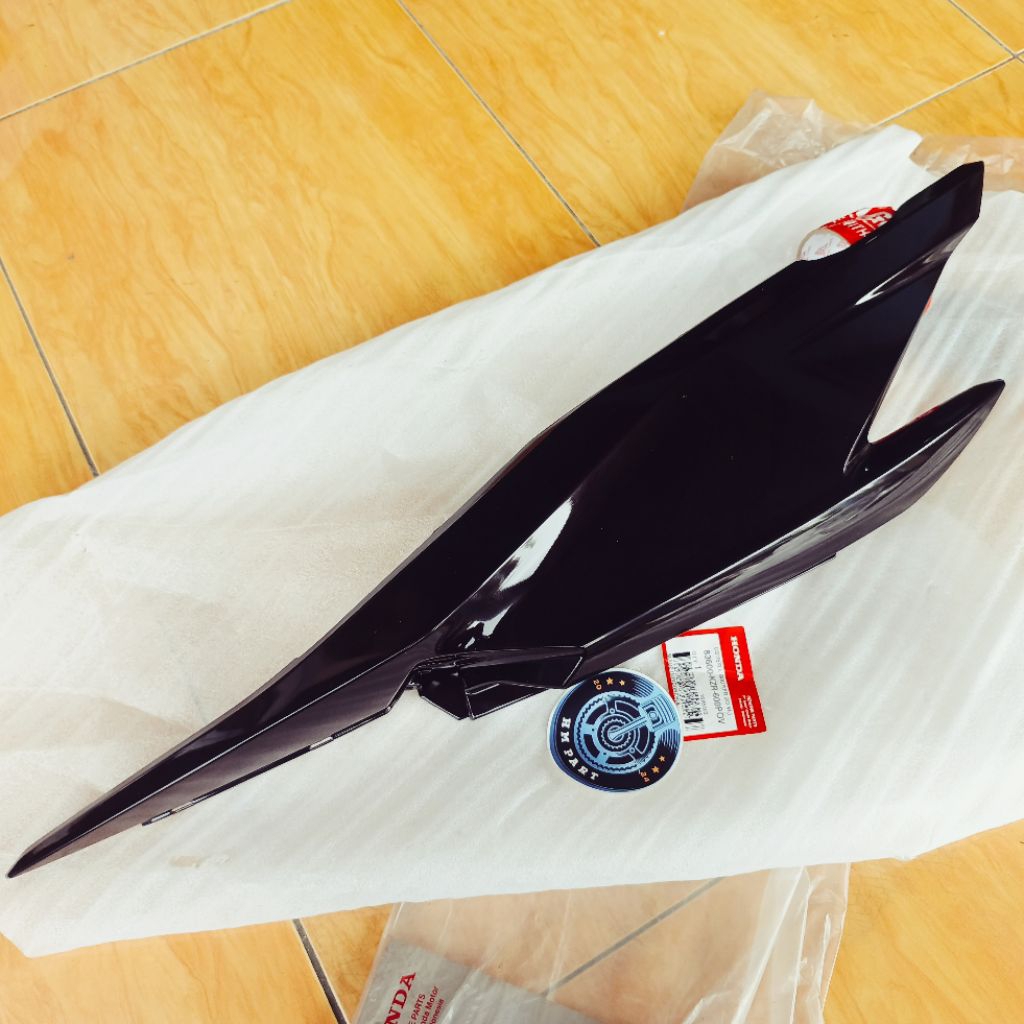 Cover body belakang vario 125 old hitam keunguan kiri 83600-KZR-600POV