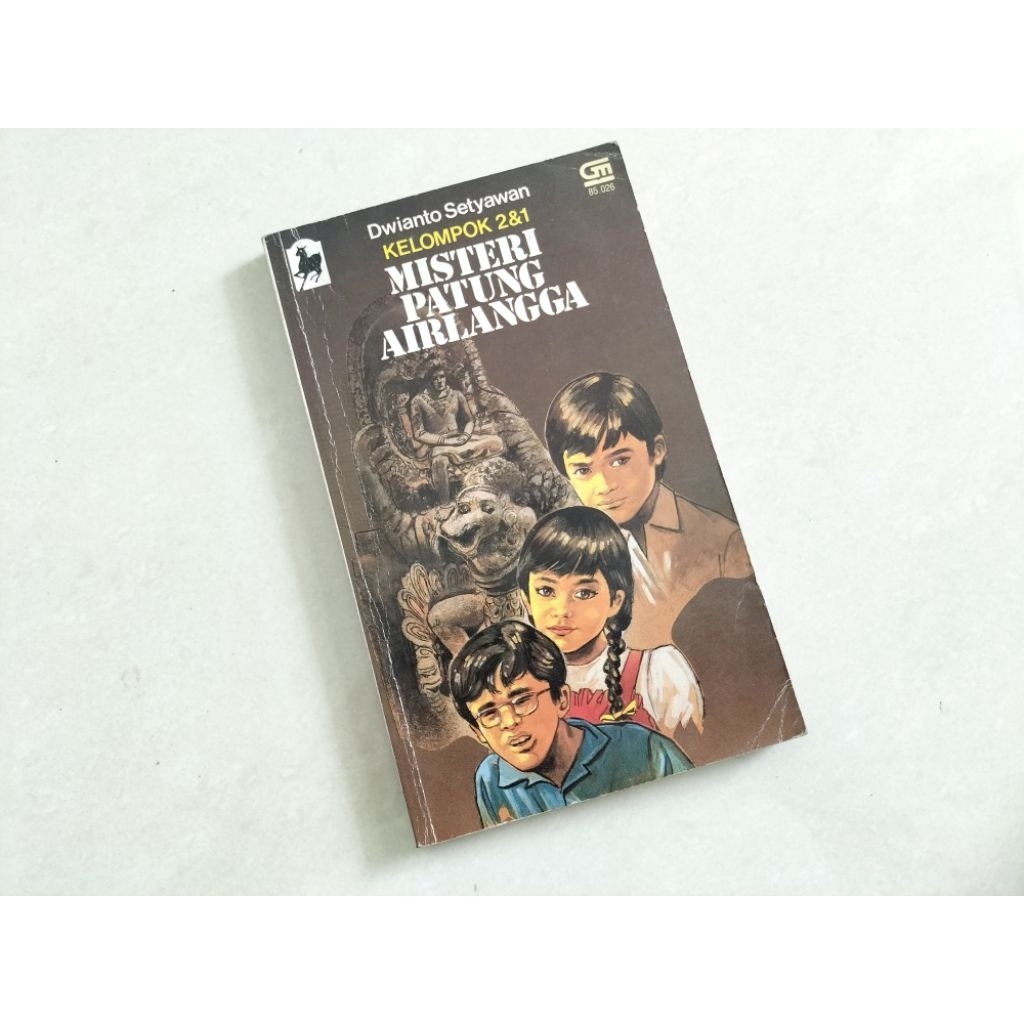 Novel Remaja Kelompok 2 & 1 Misteri Patung Airlangga, karya Dwianto Setiawan