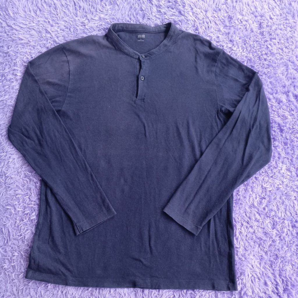 Kaos Henley Uniqlo navy