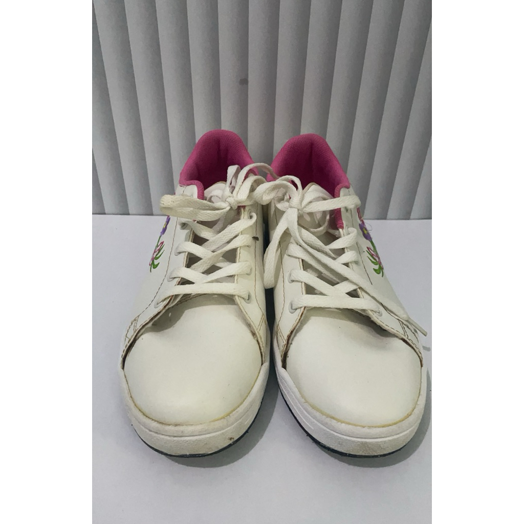 Sepatu Sneakers Wanita Merk Tomkins-Preloved