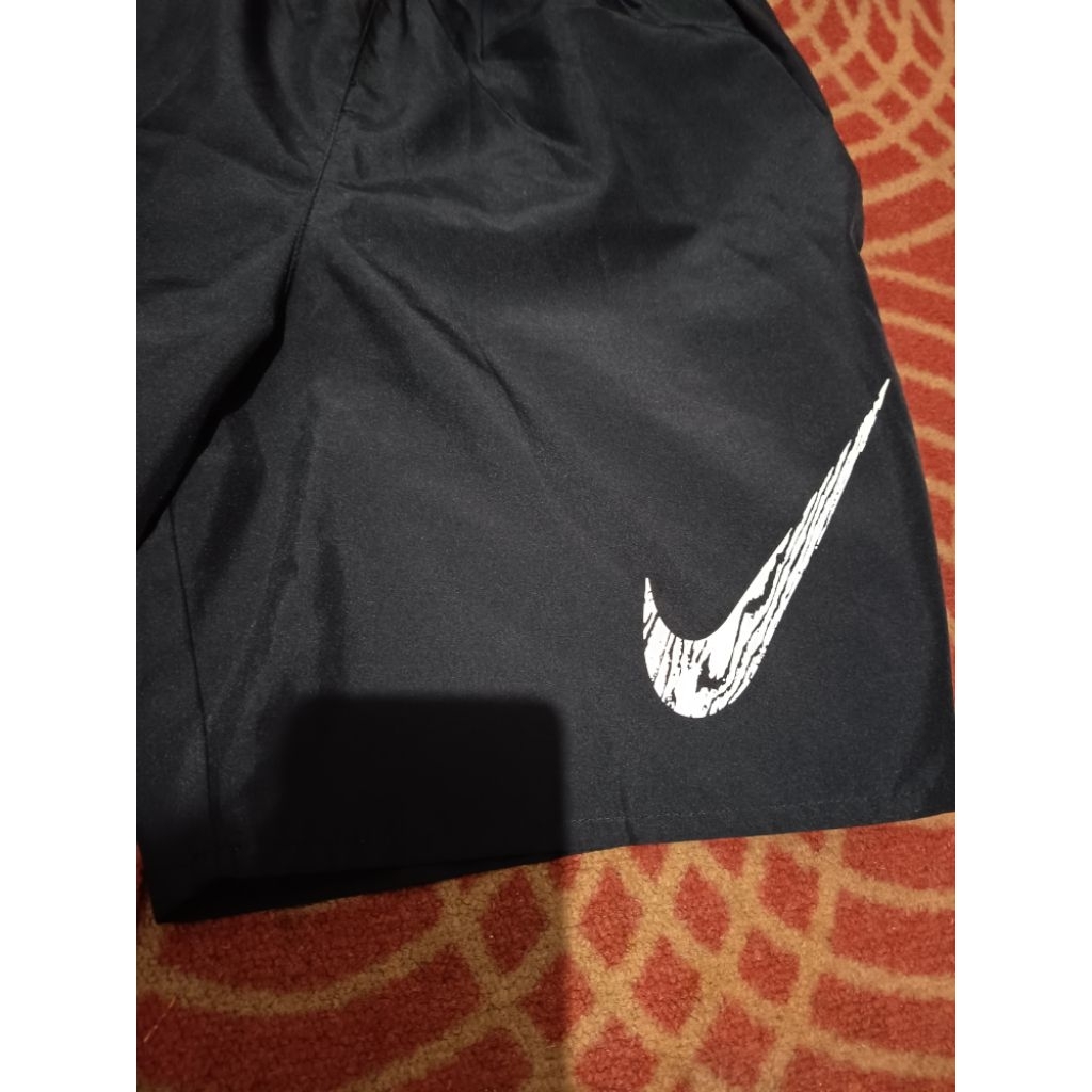 celana pendek Nike running nike swoosh