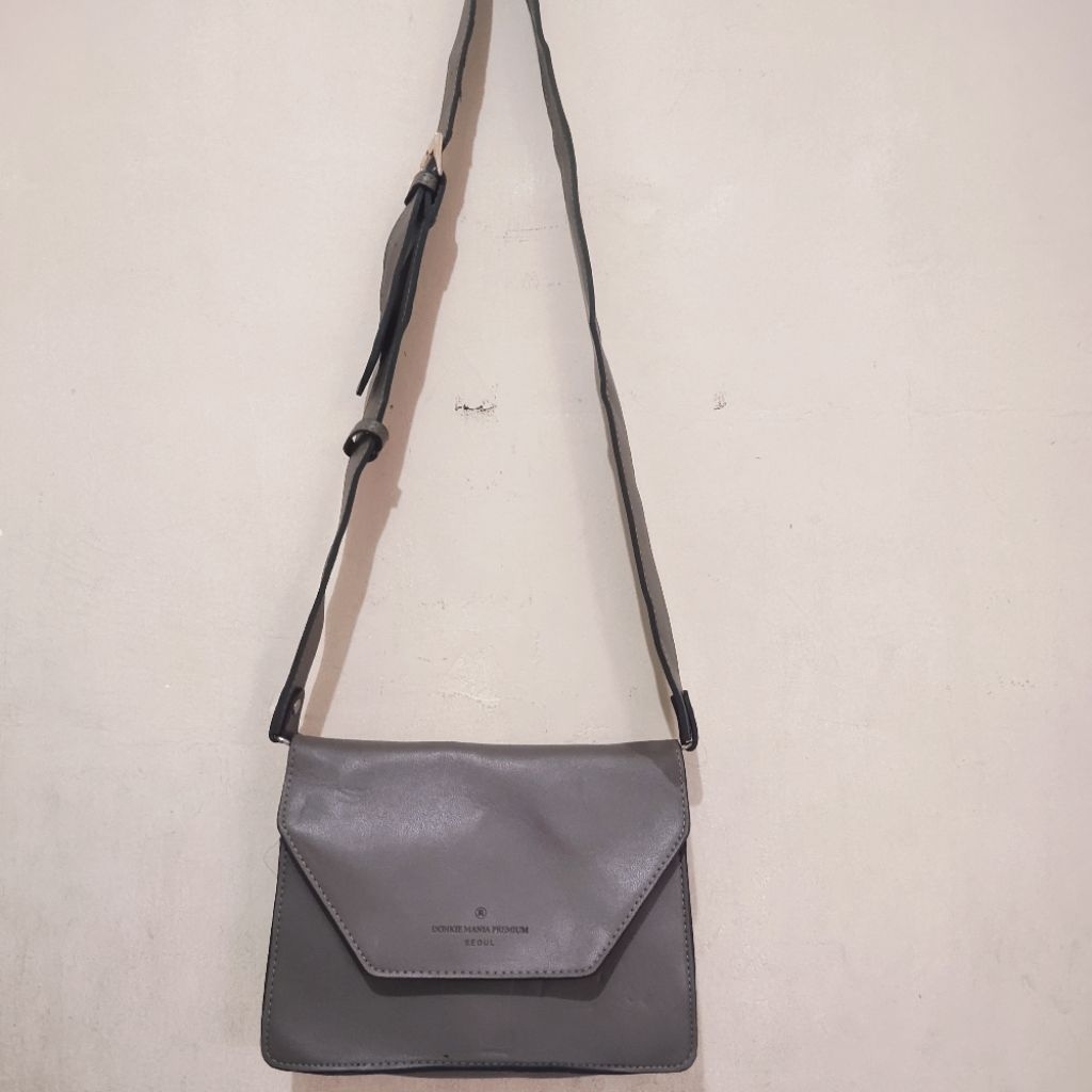 PL tas selempang donkie mania premium warna taupe