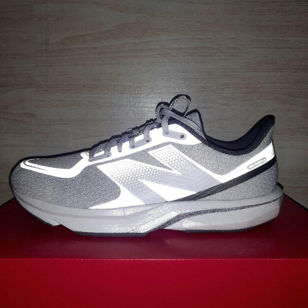 Sepatu sneakers formal casual pria NEW BALANCE FLASH V7 WHITE size 42 (Second / Bekas) ORIGINAL