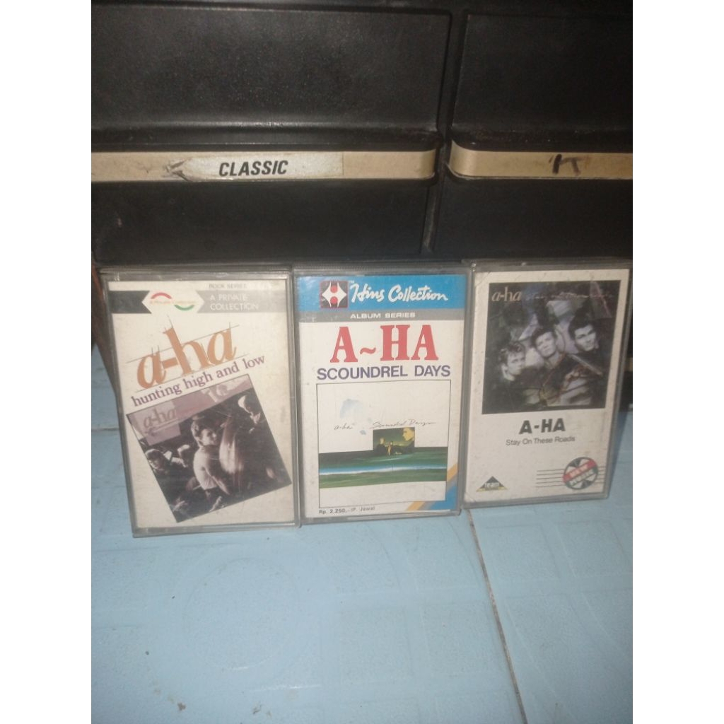 Kaset Pita AHA A-ha - Hunting high and low - Scoundrel Days - Stay On These roads