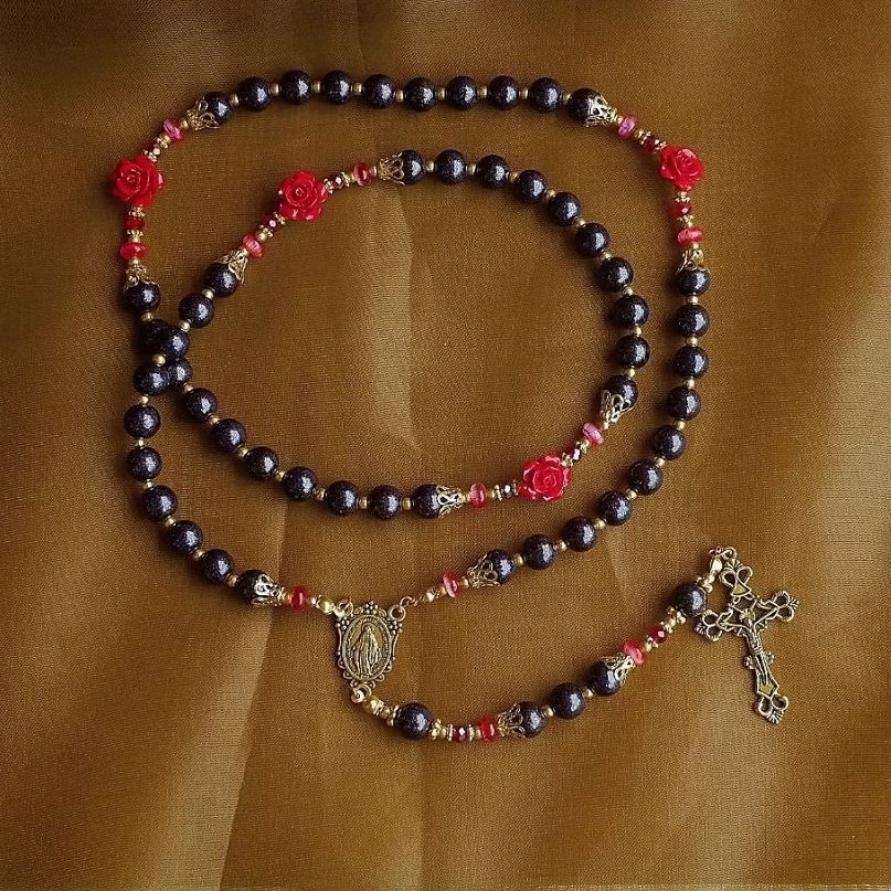 Rosario Katolik Vintage Buatan Tangan Mutiara Pasir Hitam Kombinasi Mawar Merah Ukuran 8mm