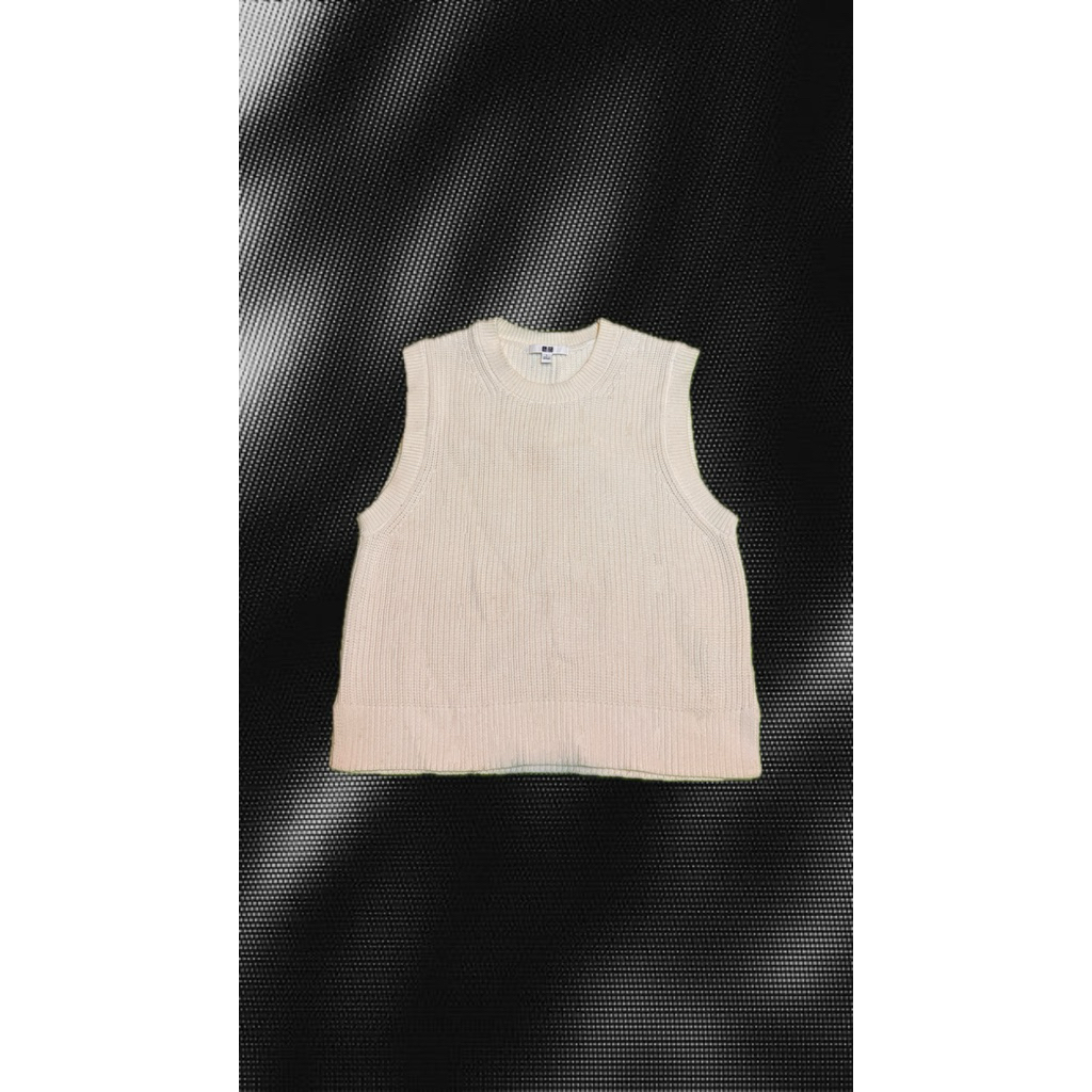 (preloved) Rompi Vest Rajut Beige Casual Uniqlo
