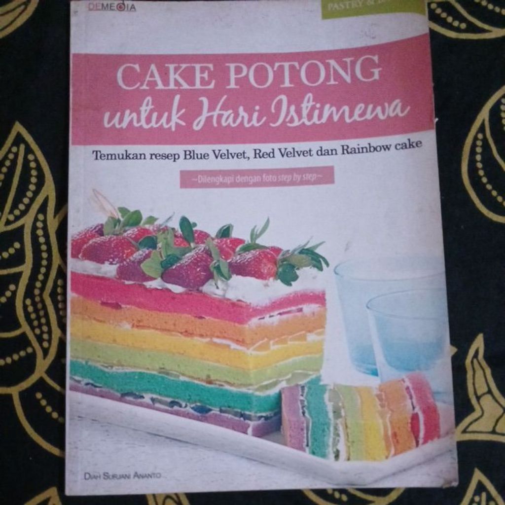 610 Buku Cake Potong Untuk Hari Istimewa Temukan Resep Blue Velvet, Red Velvet dan Rainbow Cake