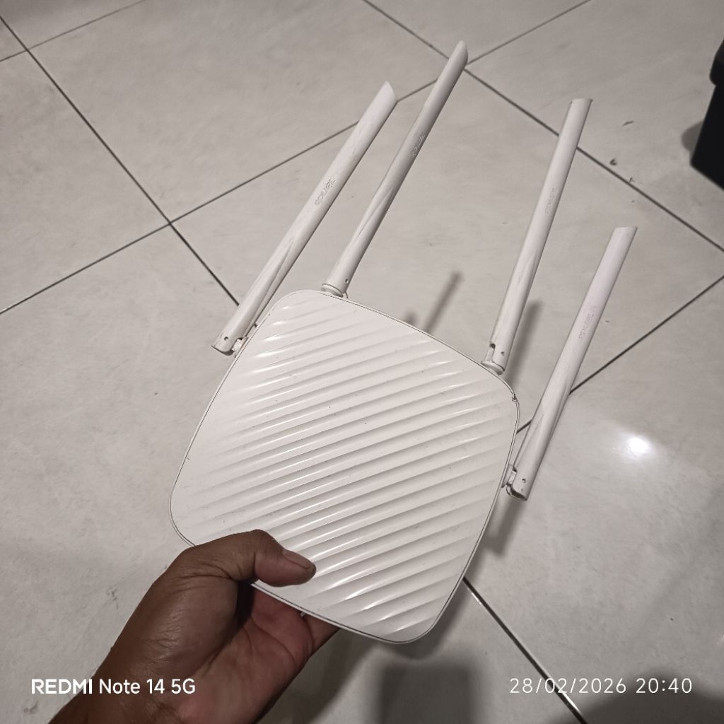 router tenda f9 ( Bekas ) ( minus kabel antena putus 1 )