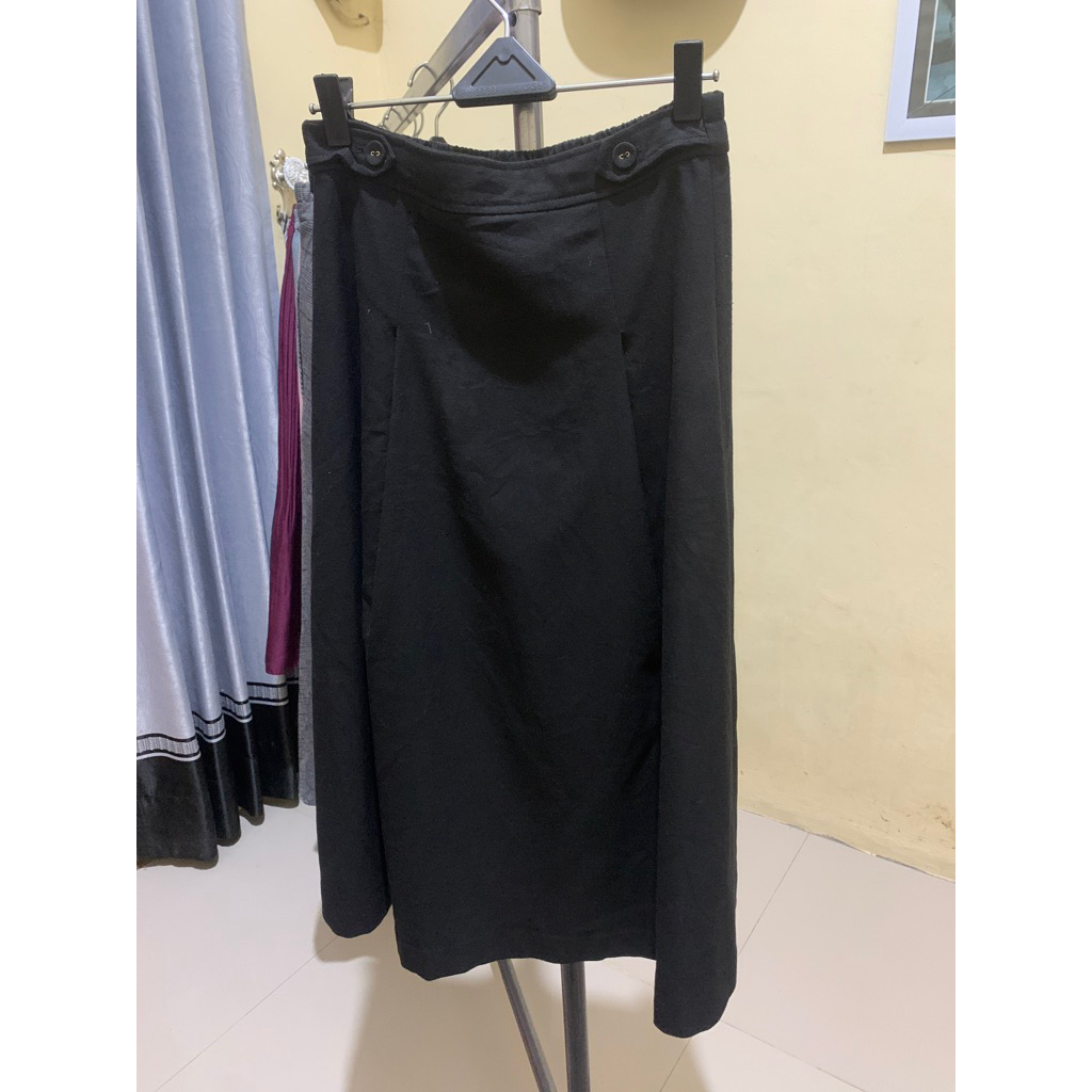 Rok midi hitam polos