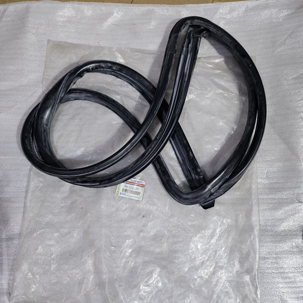 karet list lis kaca besar depan mitsubishi colt diesel canter PS110 PS125 FE71 FE73  FE74 FE75 ORIGI