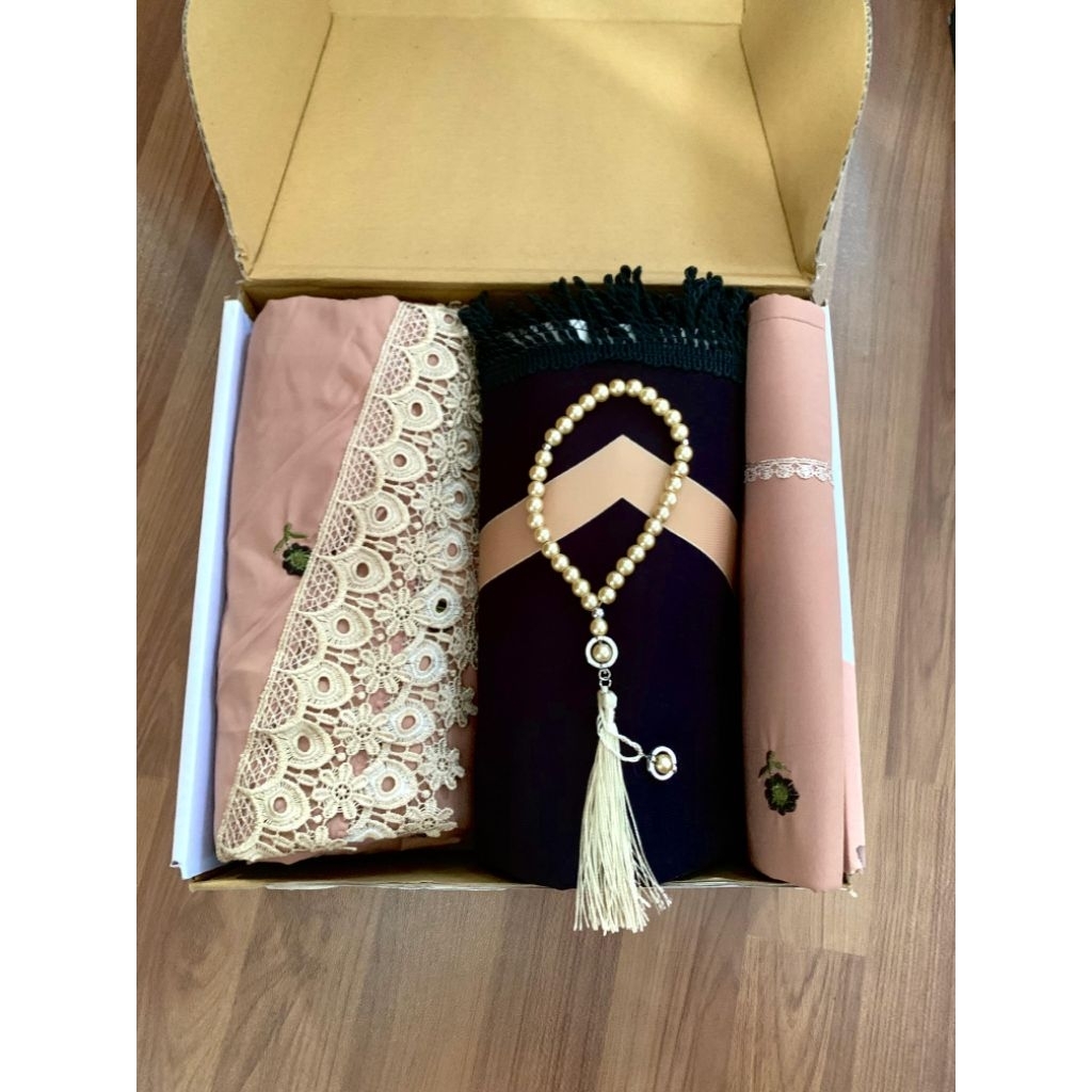 Hampers Mukena Renda dan Sajadah Suede