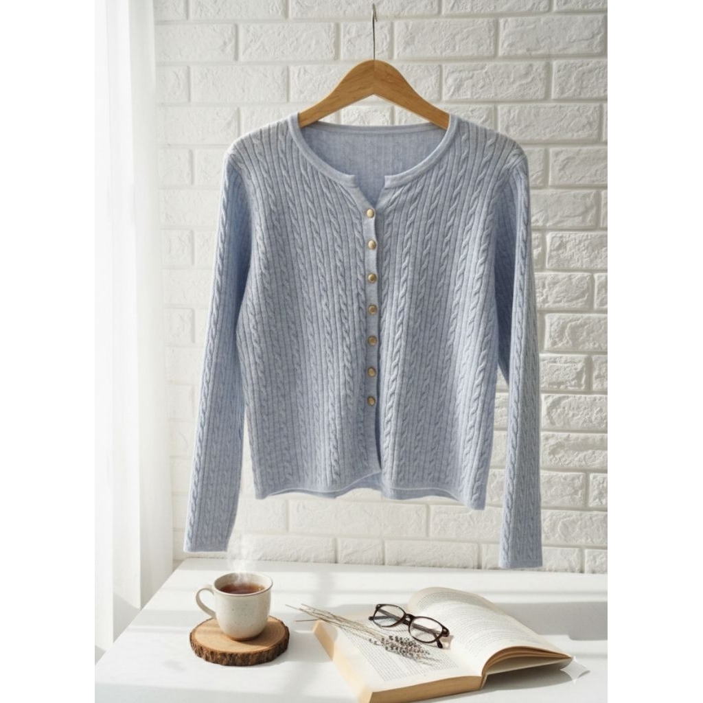 Paddy Knitwear Cardigan Rajut adalah produk cardigan rajut berbahan kabel yang lembut dengan kancing