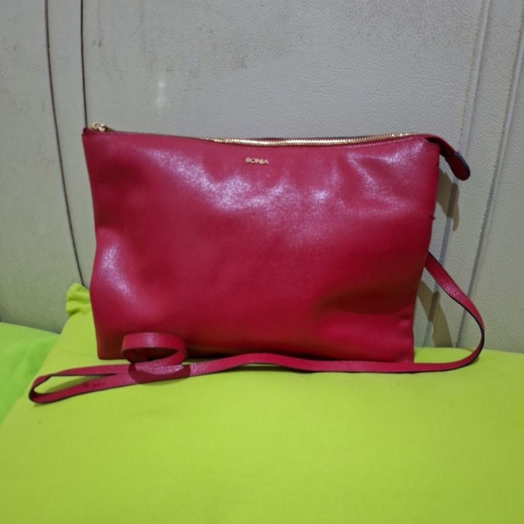 tas selempang wanita Bonia.