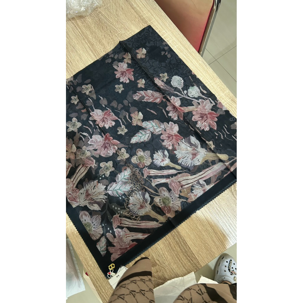 daisy black buttonscarves as is new no box.