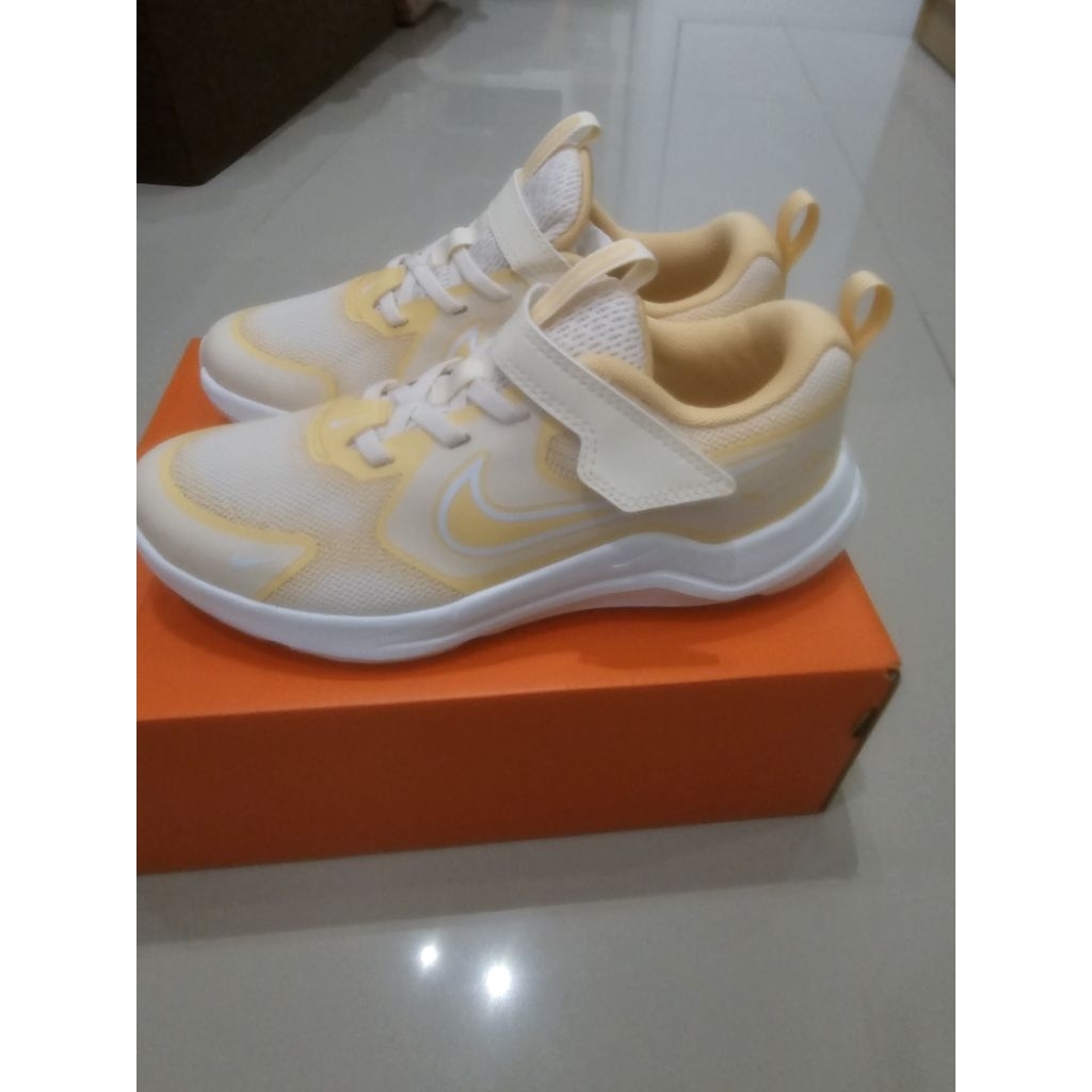 Sepatu ori nike cosmic runner uk 35 full box