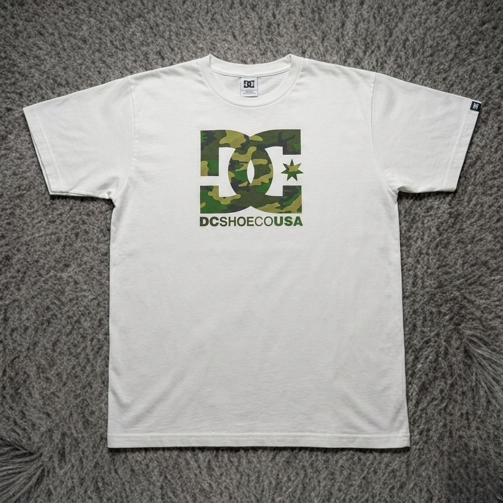 Kaos DC Shoes Co USA Original - Camo Big Logo White - Size L/XL (P 72 x LD 118)