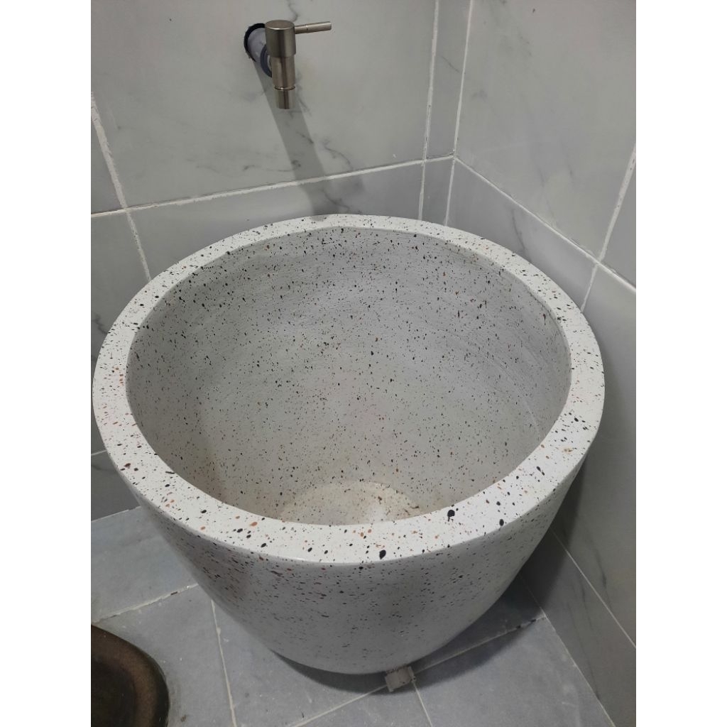 BAK MANDI TERASO KAPSUL PUTIH BINTIK HITAM UK 50*60 /BAK MANDI TERAZZO BAK KEKINIAN