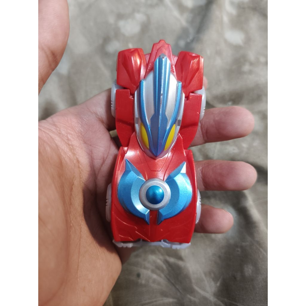 Ultraman jadi Mobil