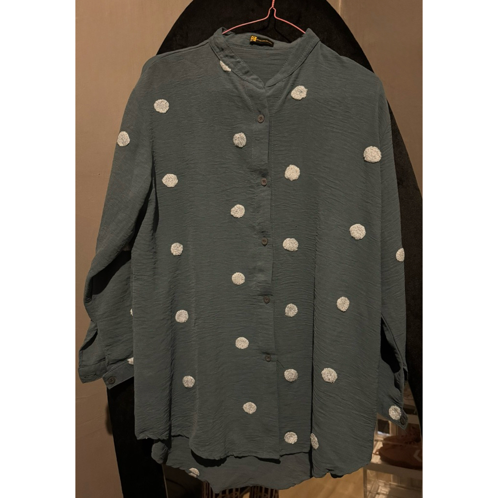 [Preloved] -Kemeja Atasan Wanita Polkadot Lengan Panjang Bahan Airflow Crinkle Kekinian