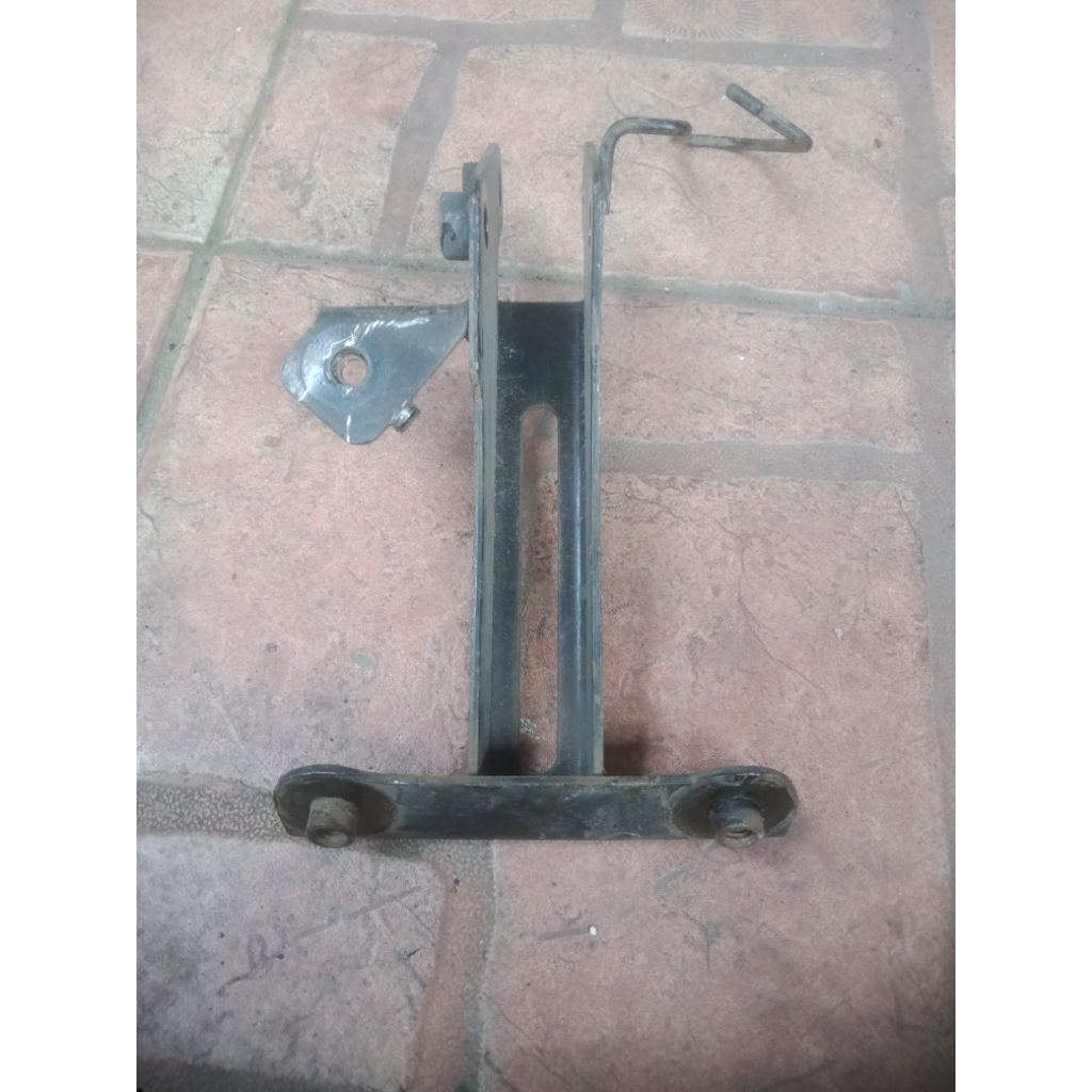 dudukan tameng depan honda beat fi kzl thn 2013-2015 original