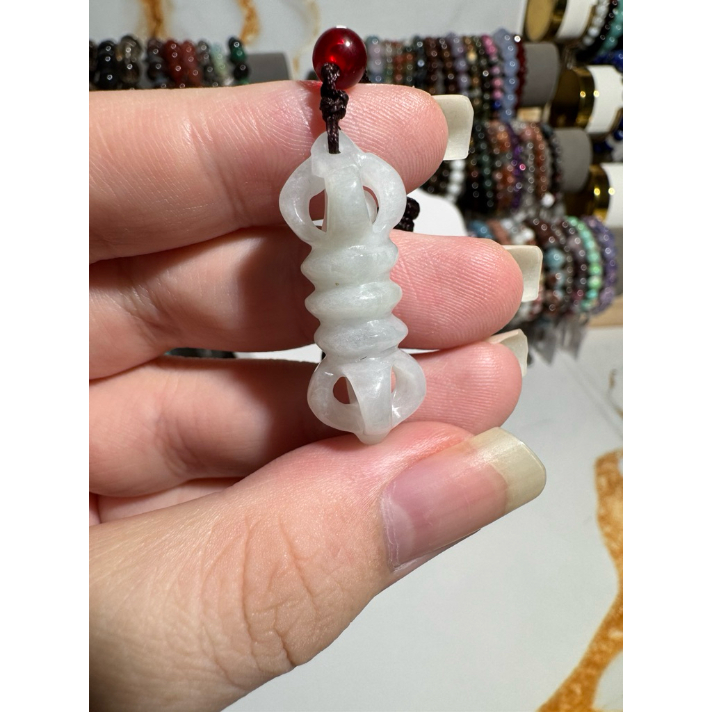 Liontin Giok Putih Vajra