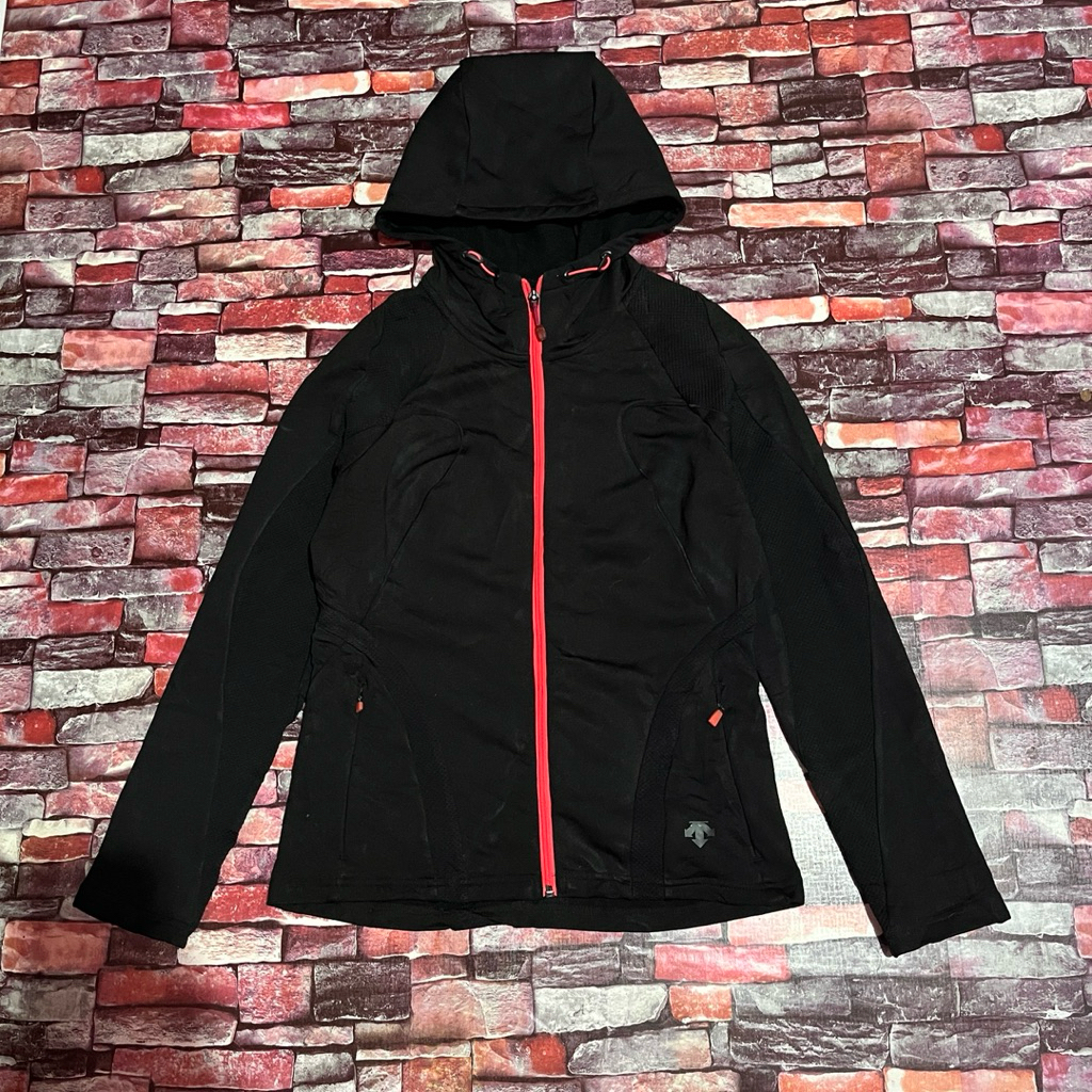 Jaket softshell wanita Descente ( Size S || Lebar dada 45 CM panjang 58 CM )