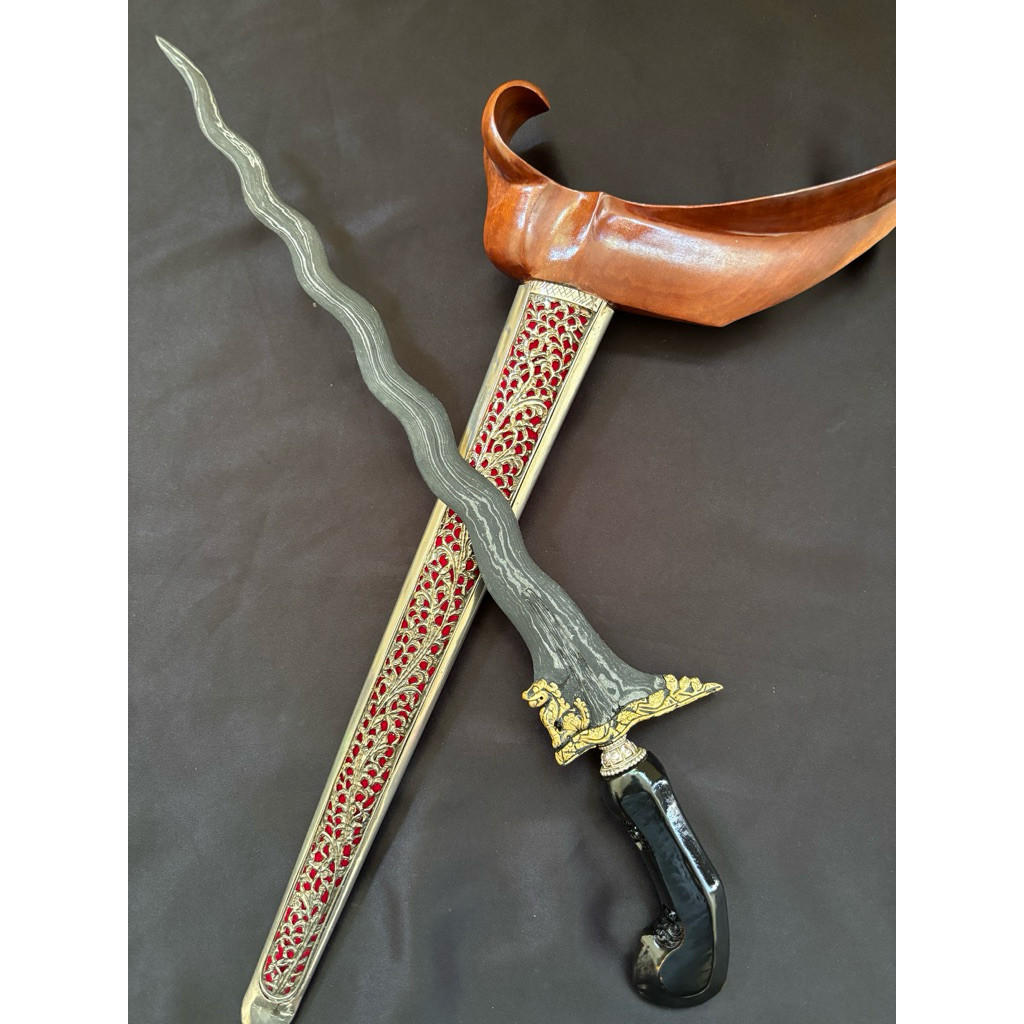 Keris Singo barong luk 13 Kinatah Emas Pamor Banyu mili _ kulit semongko Tangguh Cirebon Era Mataram