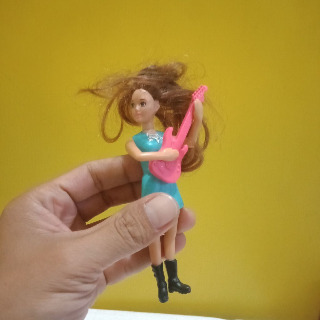 Mainan boneka barbie kecil