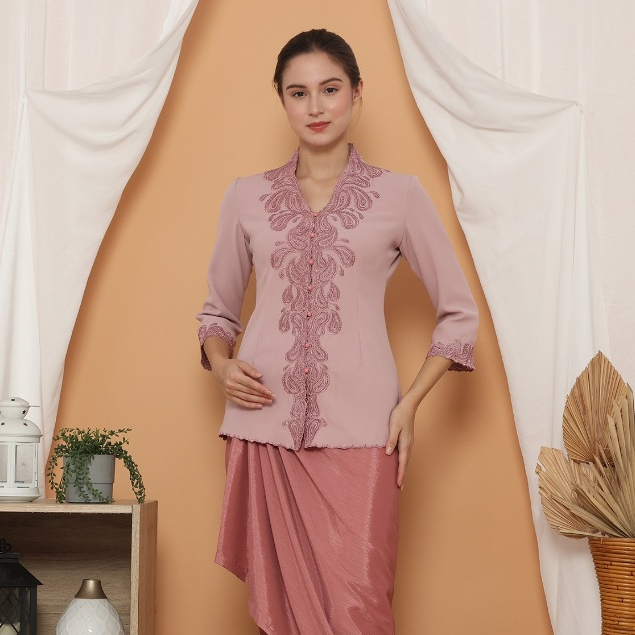 Lyne Halim-  Blouse Kebaya Bordir Keong, Baby Pink BLO-3379