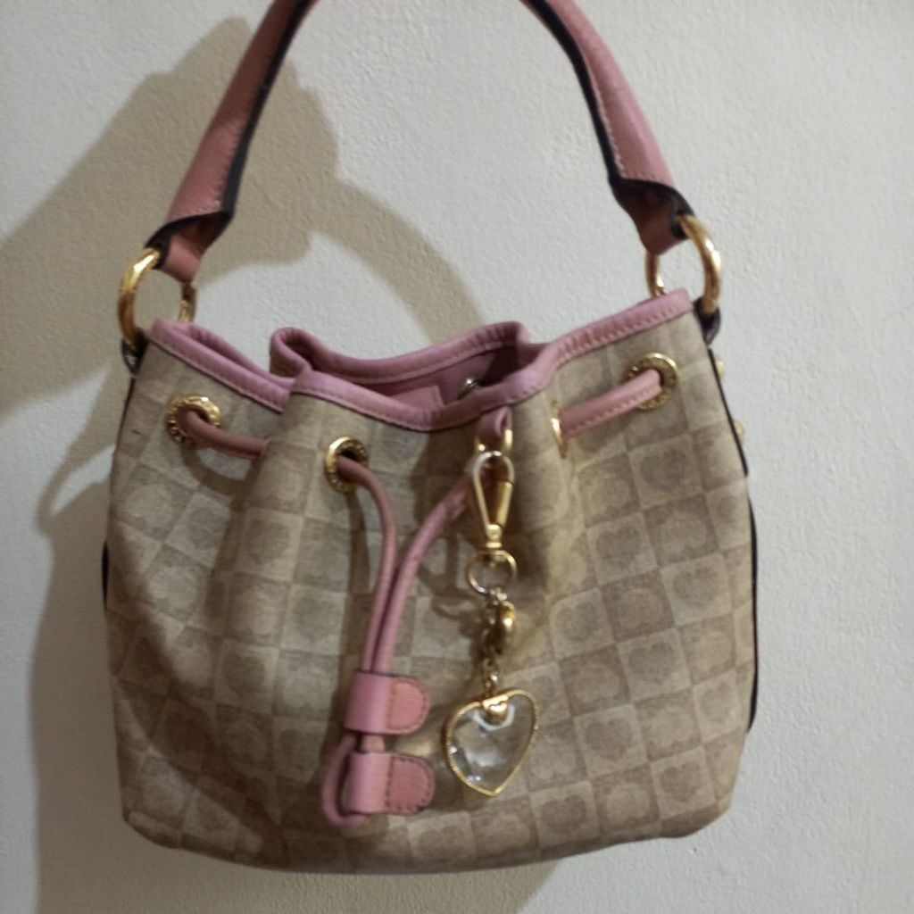Hand bag dan sling branded dari Lovcat. lengkap talpan bawaan dan bag charm