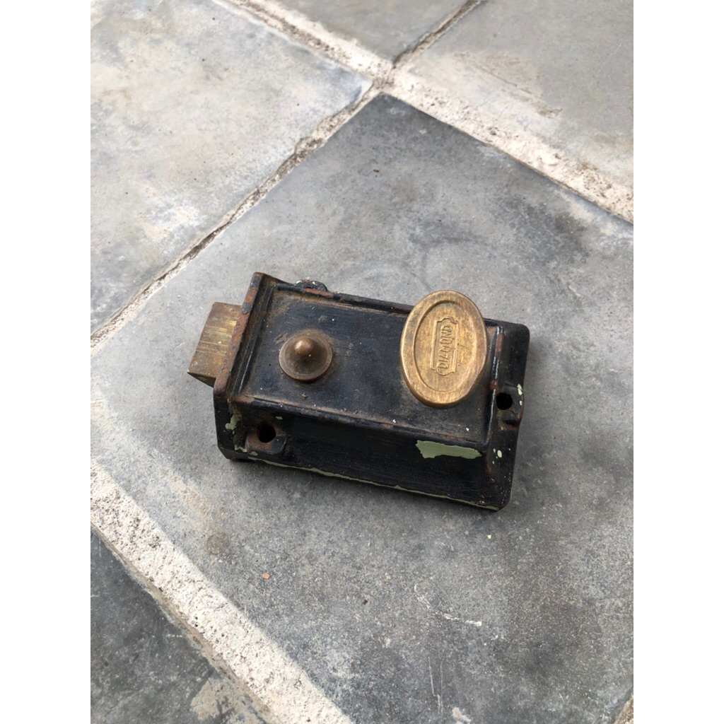 Pengunci pintu jadul lawas