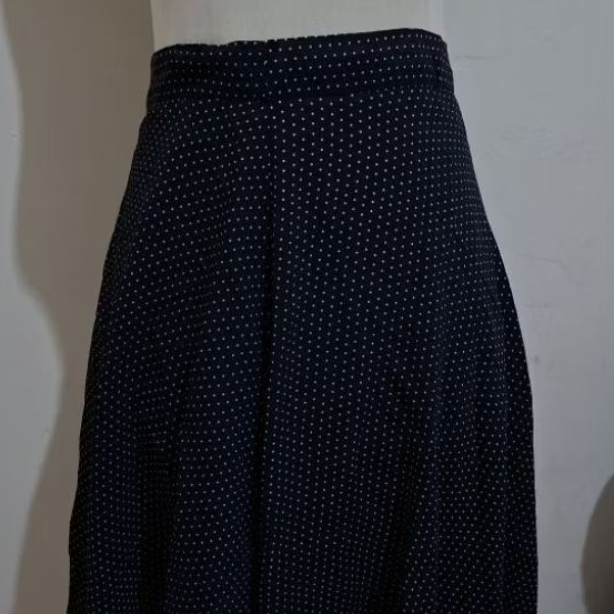 Rok Hitam Polkadot Kecil Sifon